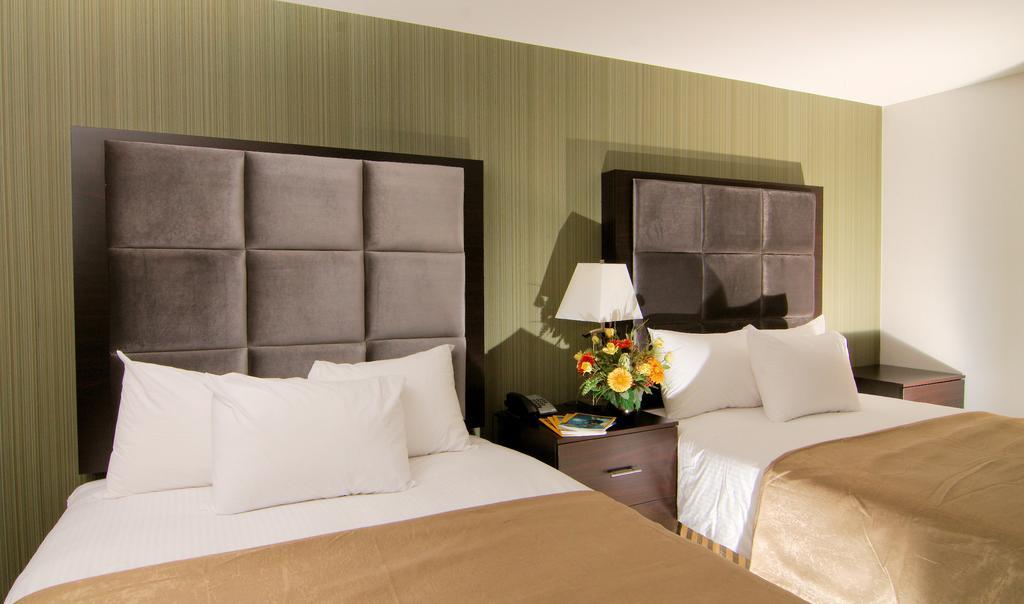 Paradise Inn And Suites Redwater Стая снимка