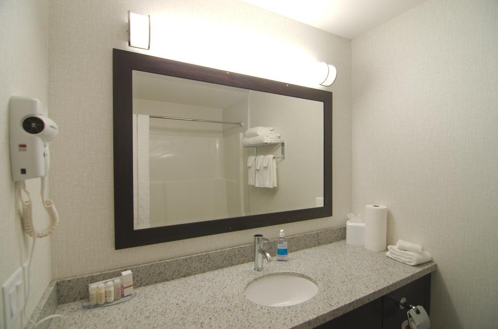 Paradise Inn And Suites Redwater Стая снимка