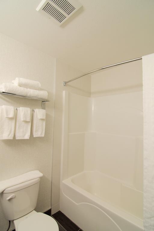 Paradise Inn And Suites Redwater Стая снимка