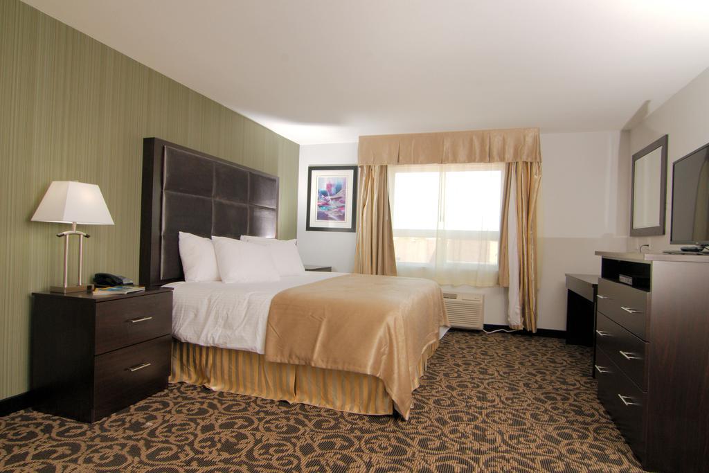 Paradise Inn And Suites Redwater Стая снимка